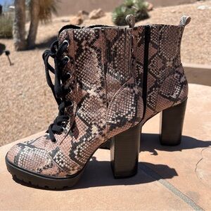 Steve Madden Women’s Zip/Tie Boots 7.5M Tan, Black, Beige Snakeskin Pattern